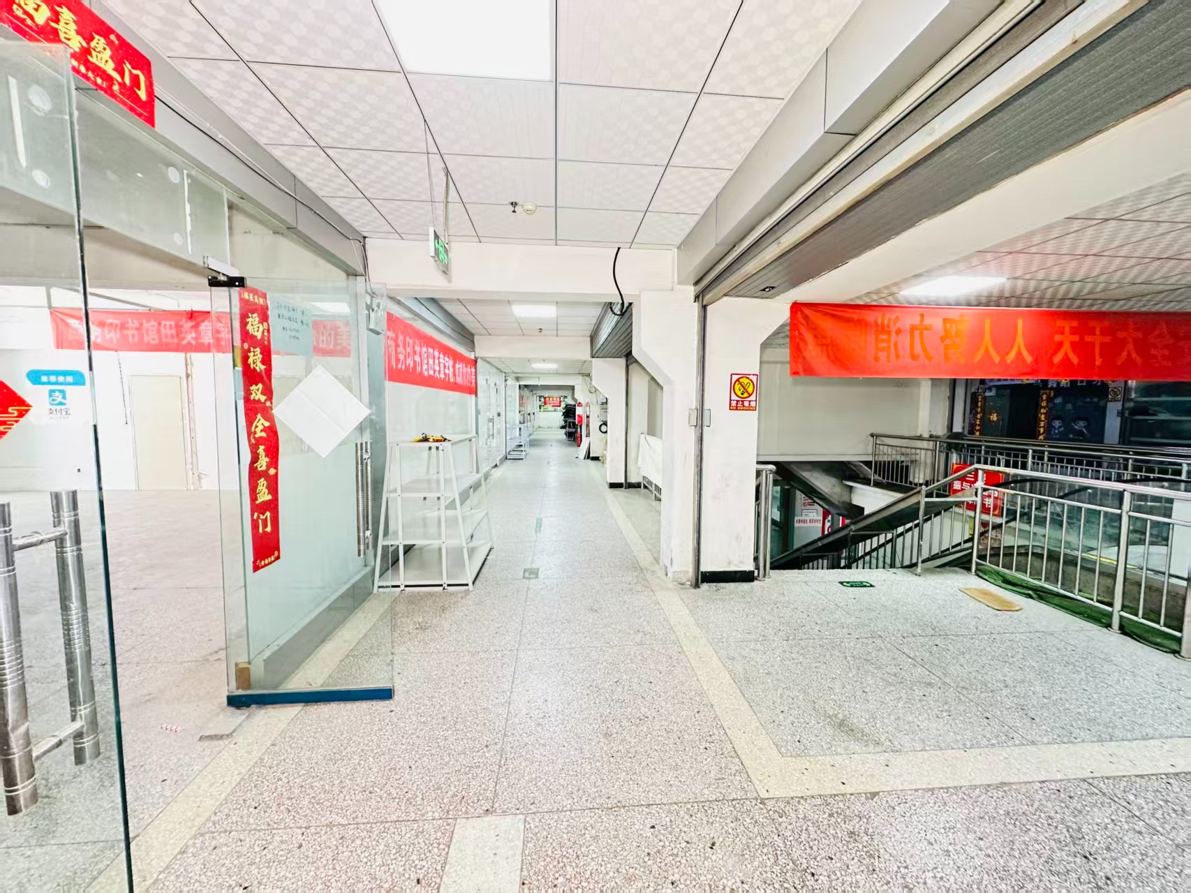 红山路引入人工智能技术应用场景，推动AI与商业、零售、电商、企业服务等领域融合发展。