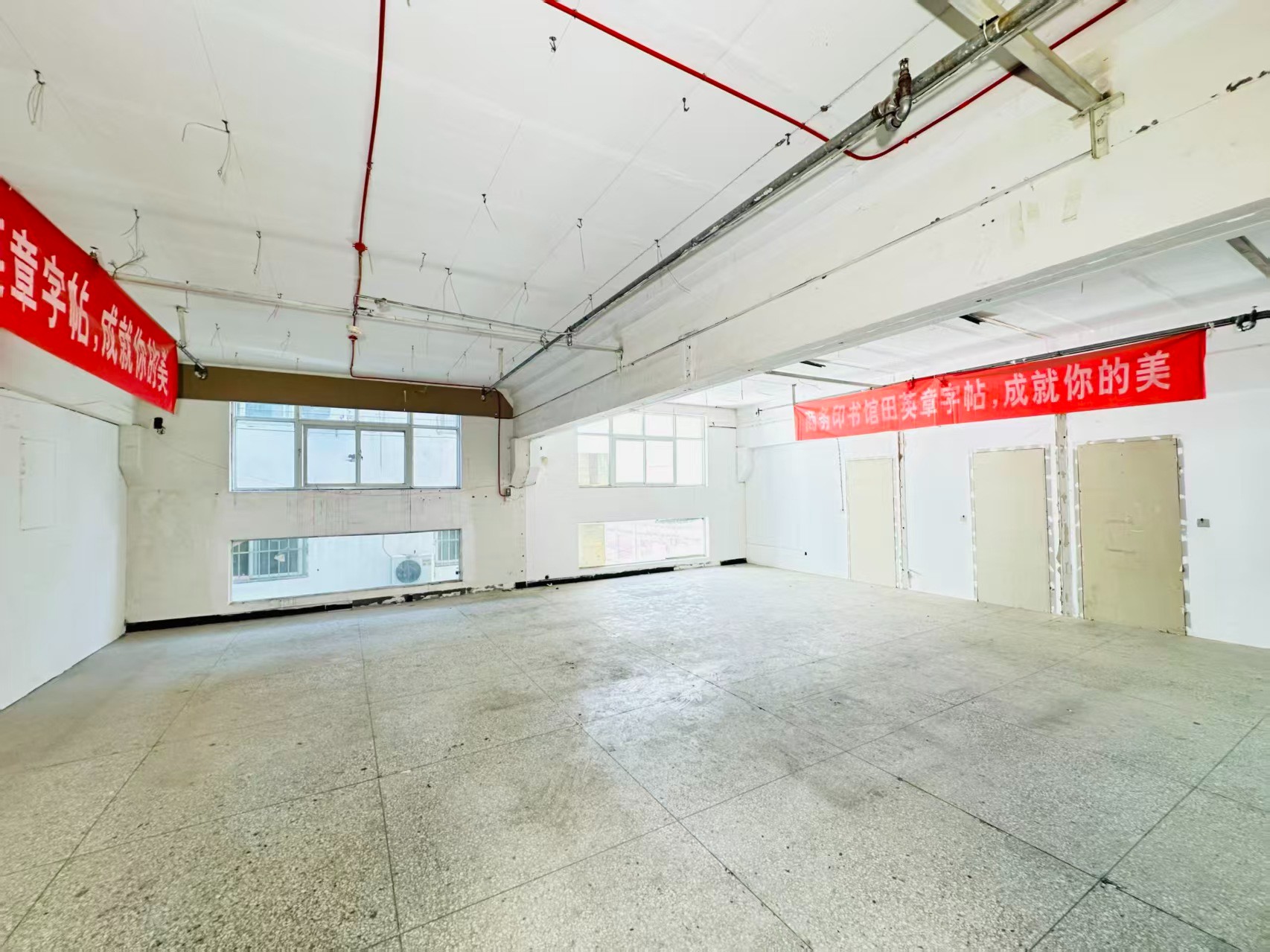 红山路重点吸引人工智能应用、数字经济、电商直播、智能制造服务、软件开发、科技创新企业及创业团队入驻